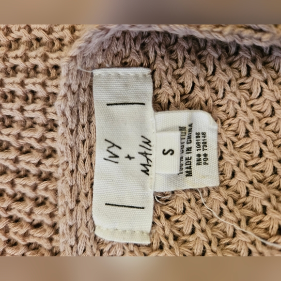 Ivy & Main, Small, Sweater pink, split w/tied shoulders, very nice - Picture 7 of 7